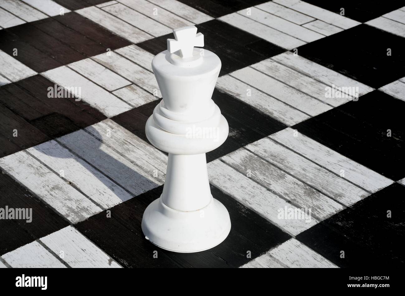 Weiße Schachkönig auf Holzbrett Stockfoto