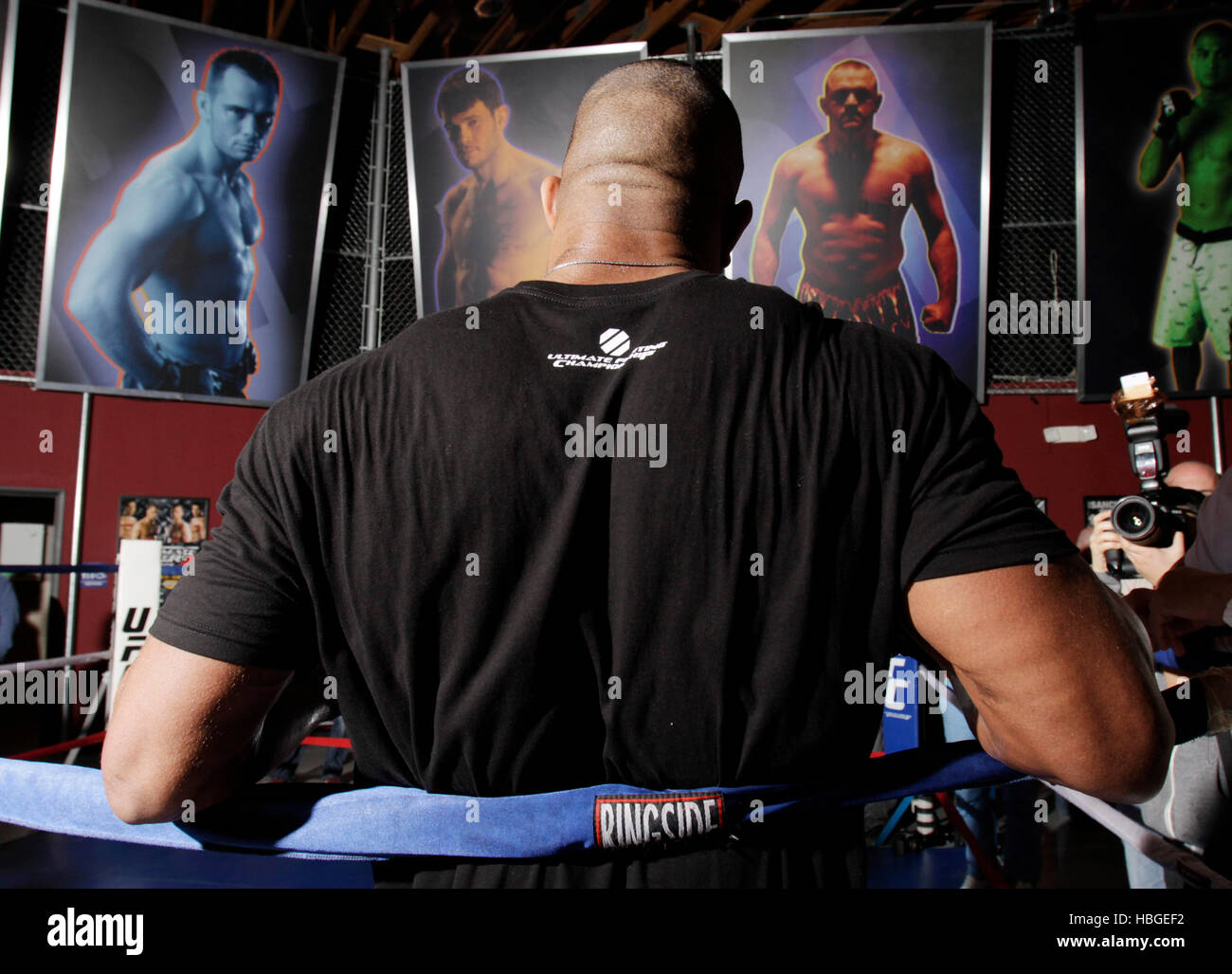 UFC-Kämpfer Alistair Overeem Breite ist wieder abgebildet, wie Fotos der  UFC-Kämpfer im Hintergrund während einer Arbeit für die Medien vor der UFC  141 in Las Vegas, Nevada auf Dienstag, 27. Dezember 2011.