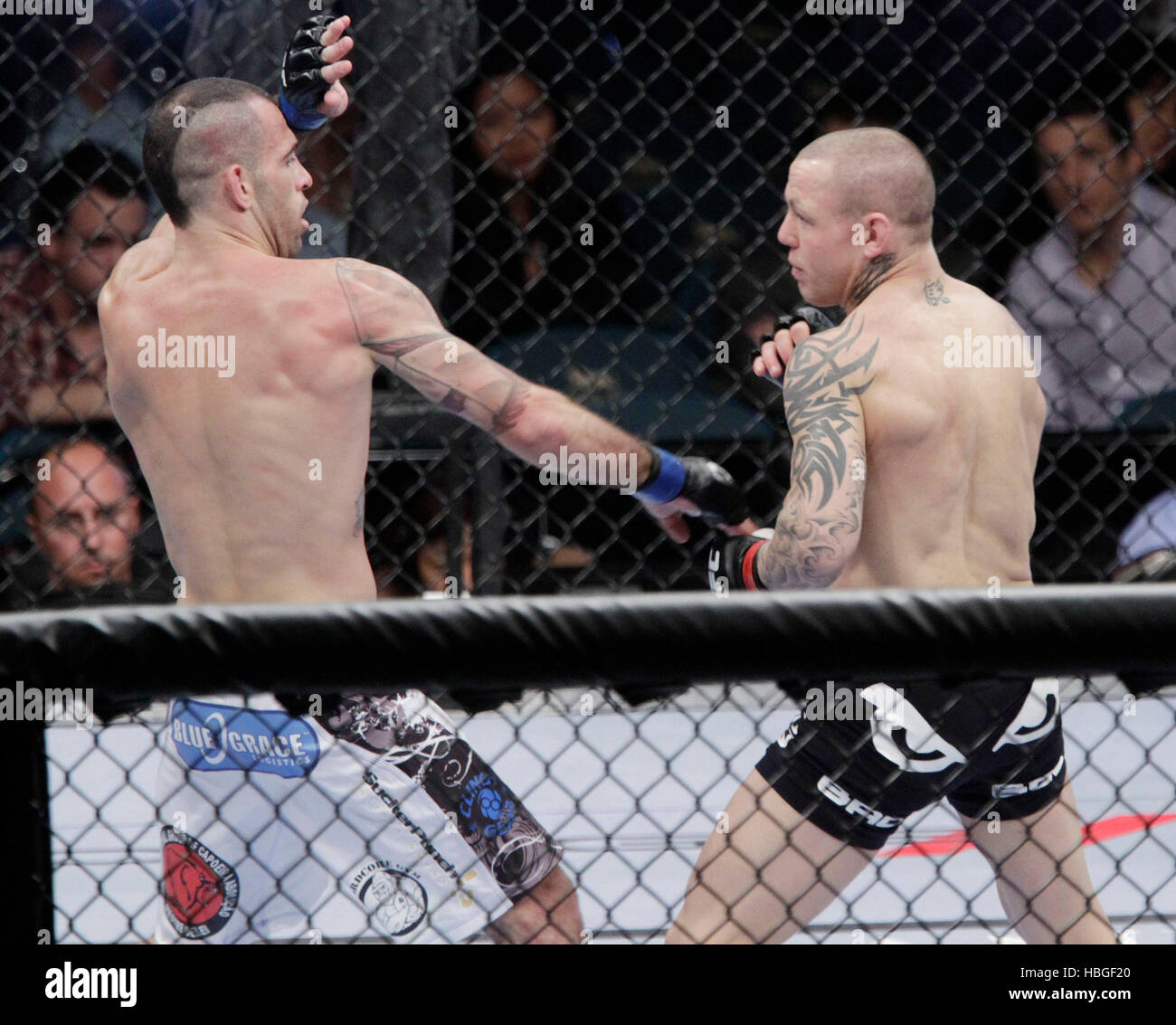 UFC-Kämpfer Ross Pearson, Recht, kämpft auf Freitag, 30. Dezember 2011 Junior Assuncao bei UFC 141 in der MGM Grand Garden Arena in Las Vegas, Nevada. Foto von Francis Specker Stockfoto