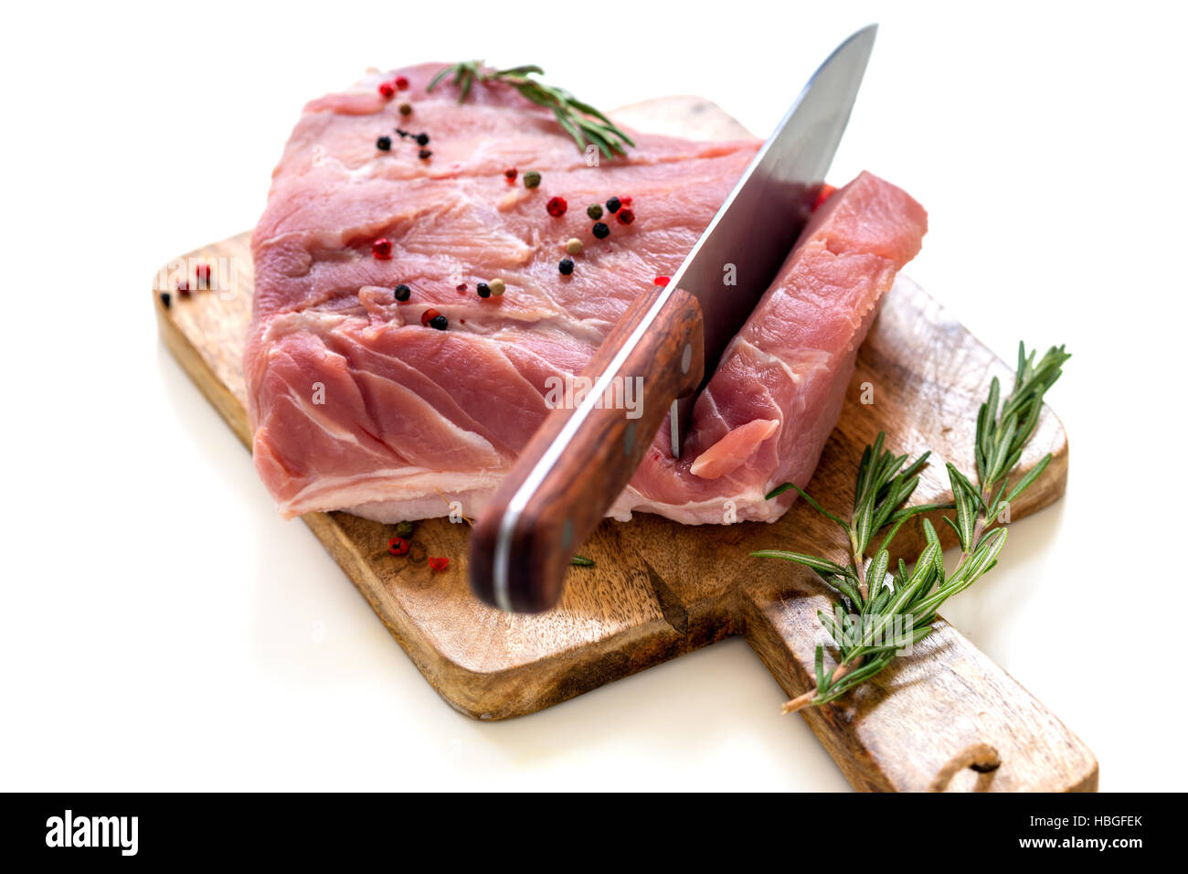 Stück Schweinefleisch mit Pfeffer und Rosmarin. Stockfoto