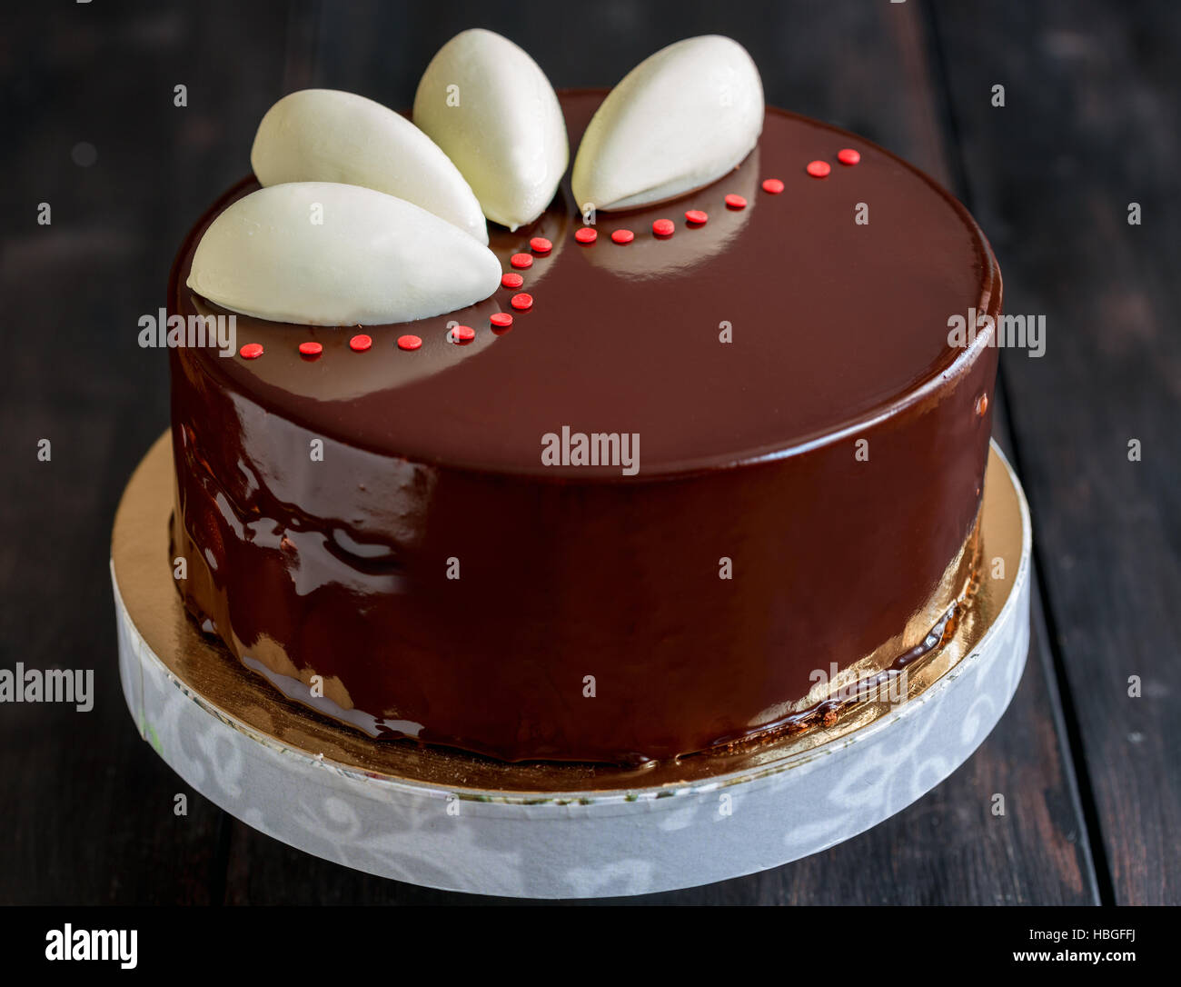 Mousse-Kuchen mit Schokoladenglasur. Stockfoto