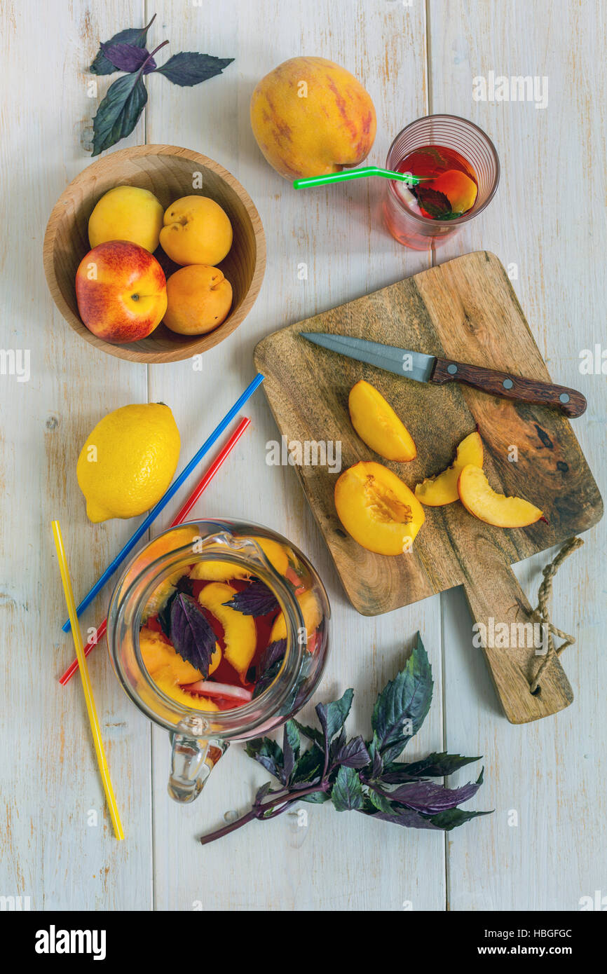 Erfrischende Limonade Obst und lila Basilikum. Stockfoto