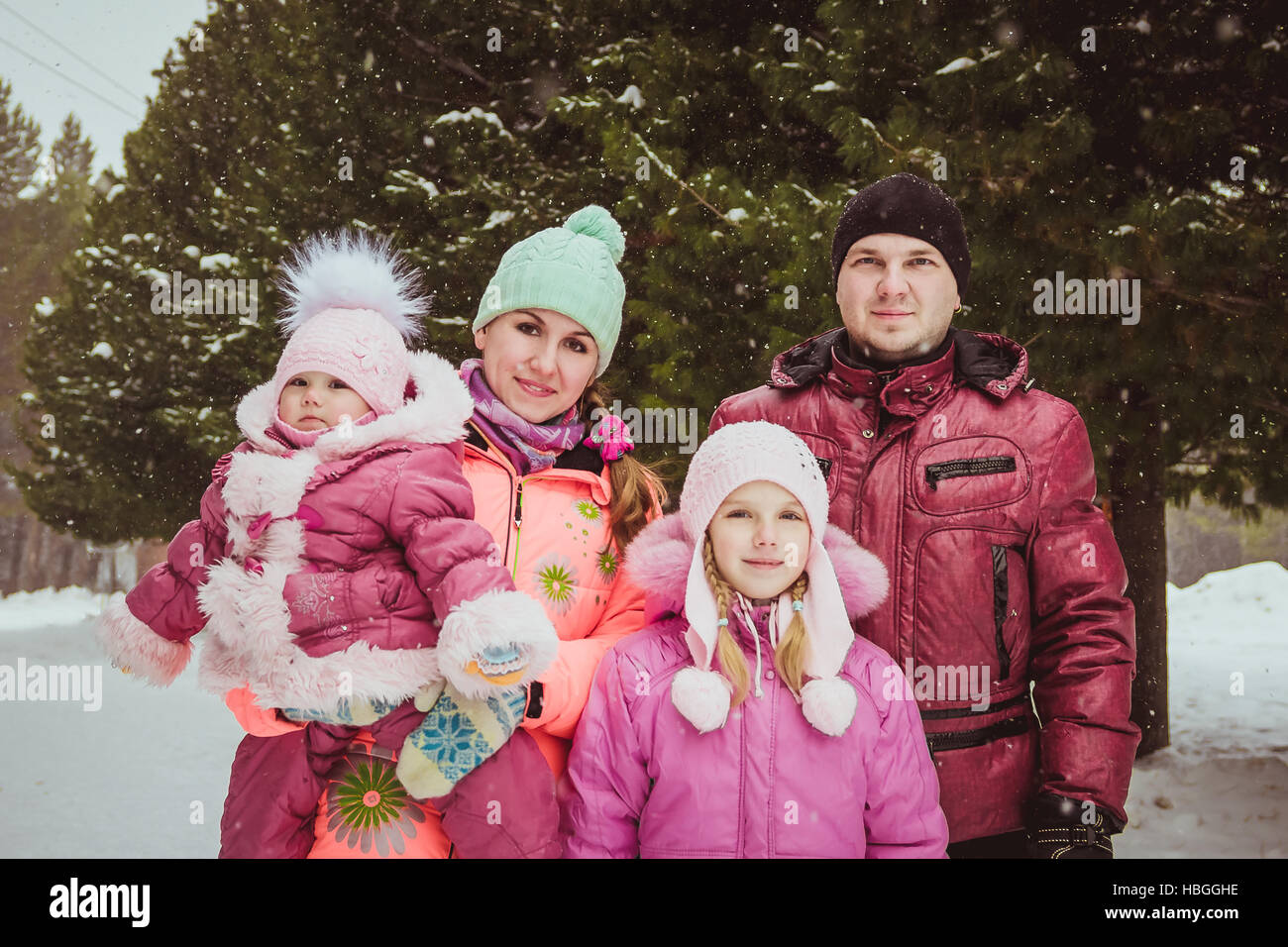 glückliche Familie, die viel Zeit im Freien im winter Stockfoto