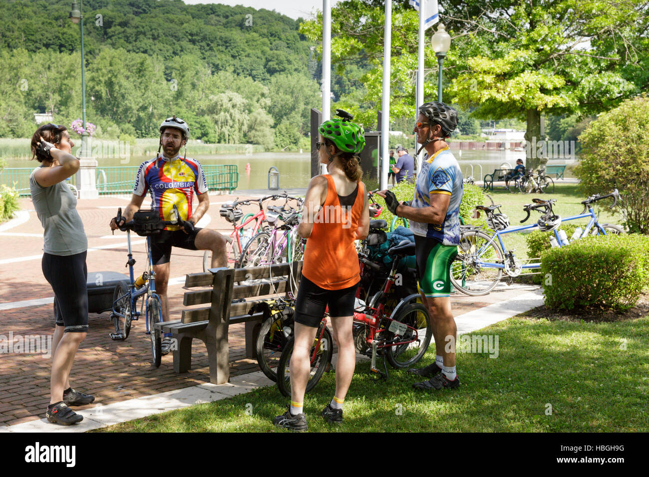 Biker-Pause für das Mittagessen in Little Falls, New York, während der jährlichen Erie Canal Bike-Tour. Stockfoto