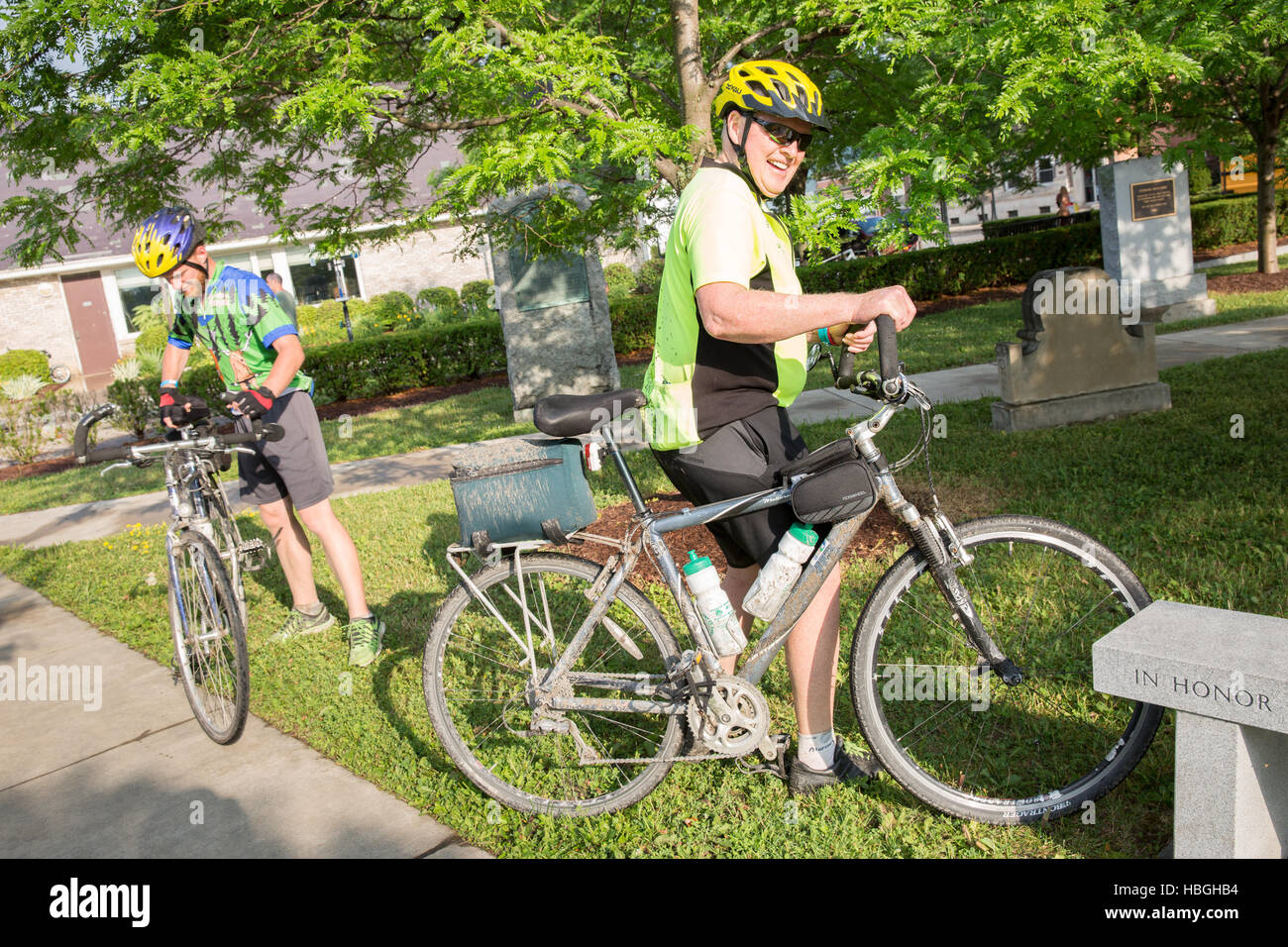 Radfahrer auf der jährlichen Erie Canal Bike Tour stop für Abendessen und Kultur im Arkell Museum, Canajoharie, New York. Stockfoto