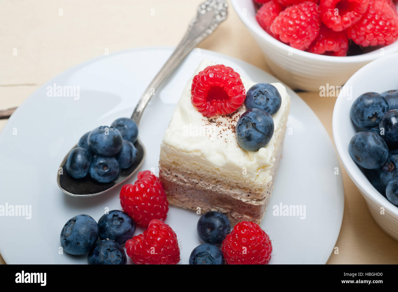 frische Himbeeren und Heidelbeeren Kuchen Stockfoto