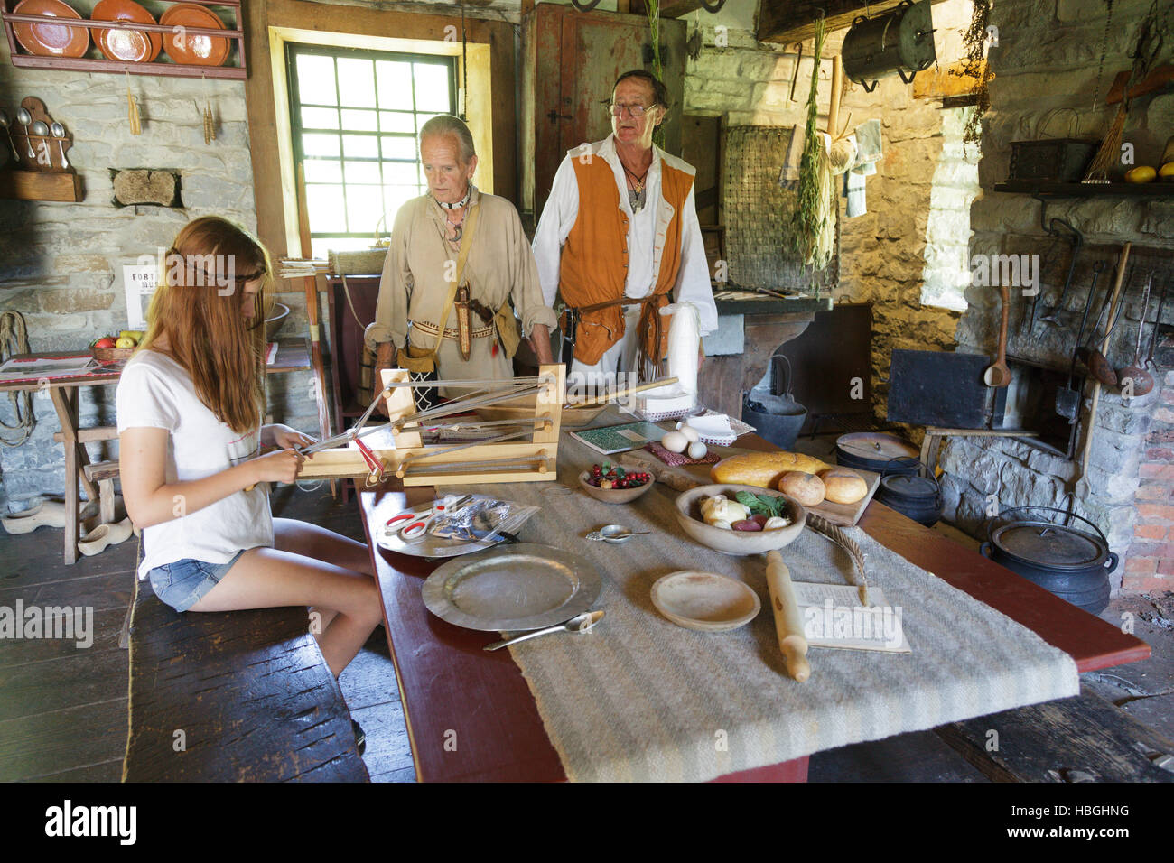 Irokesen weben Demonstration, Fort Klock Restaurierung, St. Johnsville, New York. Stockfoto