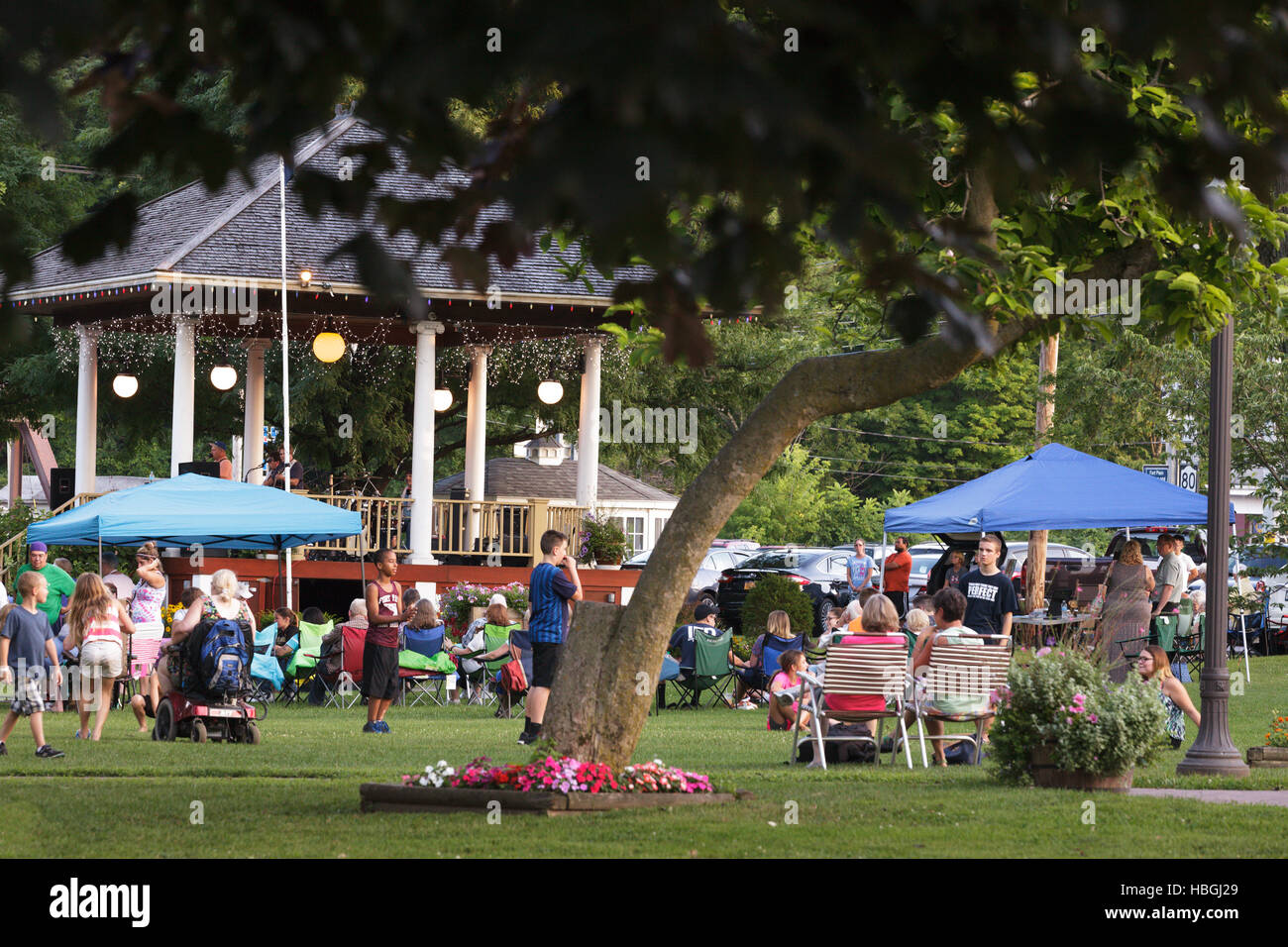 Gemeinschaft genießt ein Konzert unter dem Musikpavillon im Hazlett Park, Fort Plain, New York Stockfoto