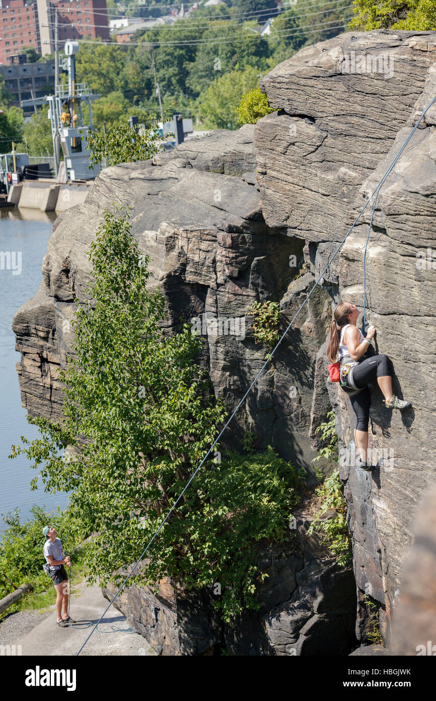 Kletterer bewältigen die Böschung auf Moss Island, Little Falls, New York. Stockfoto