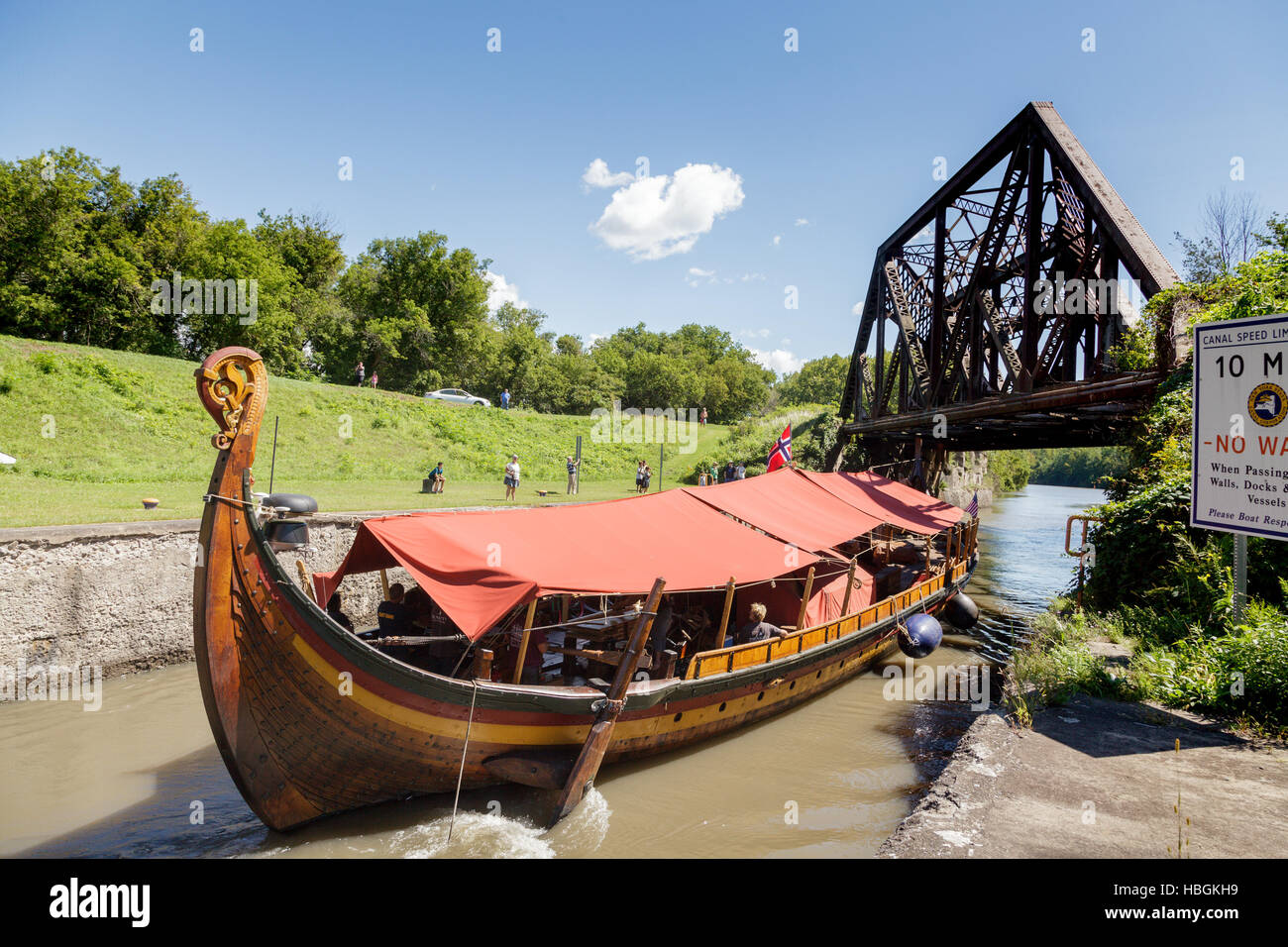 Wikinger-Langschiff Replik Draken Harald Hårfagre durchläuft Erie-Kanalschleuse in Frankford, New York, Onondaga County. Stockfoto