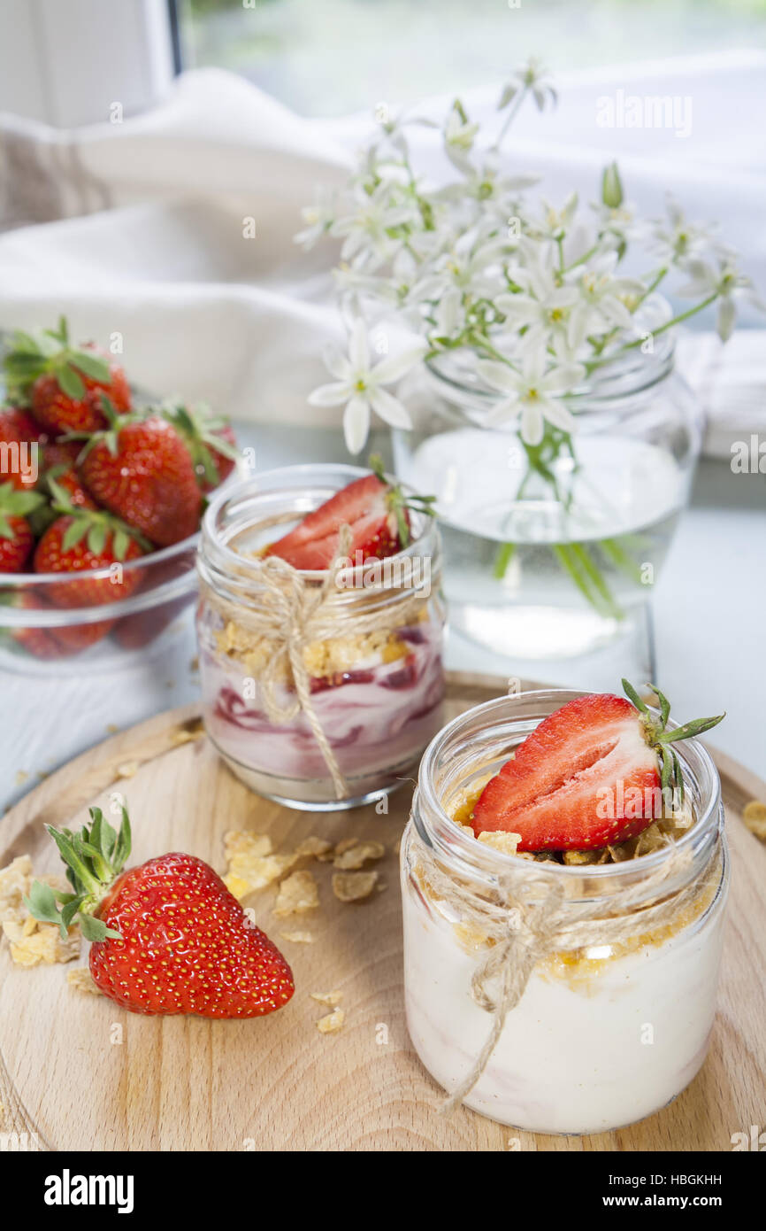 Joghurt mit frischen Erdbeeren und Cornflakes Stockfoto