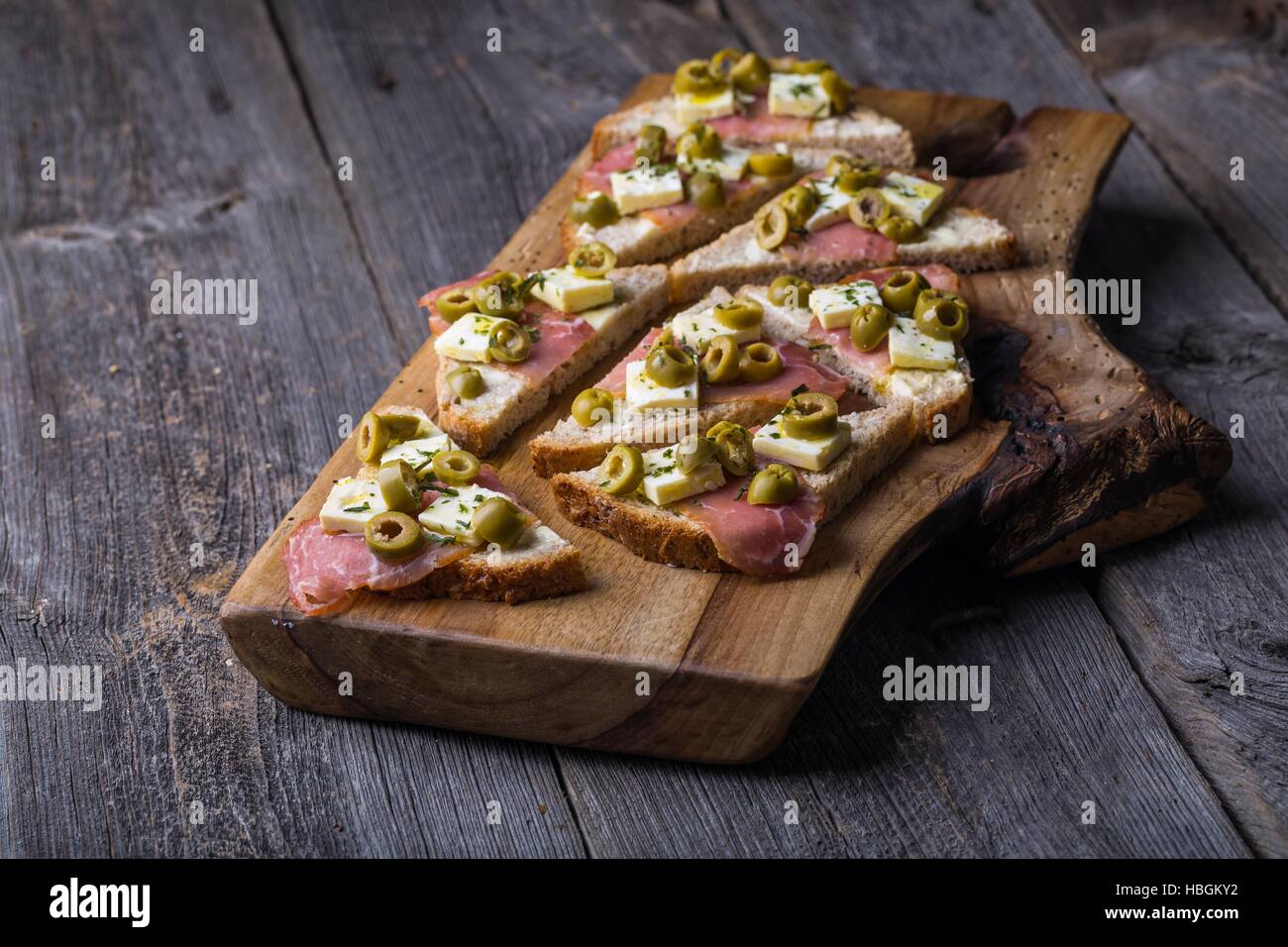 Kleine Sandwiches mit Speck Stockfoto