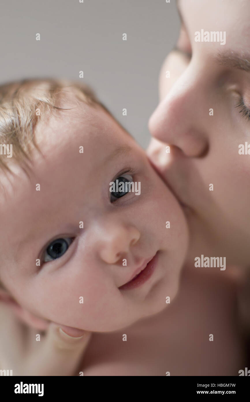 Mutter Baby küssen Stockfoto