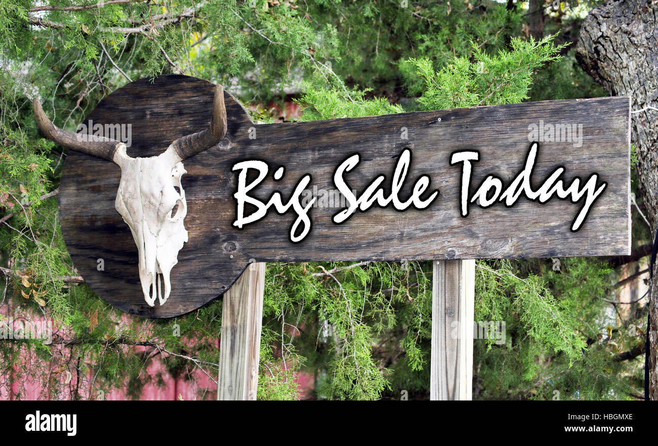 Big Sale heute auf großen Outdoor-Schild. Stockfoto
