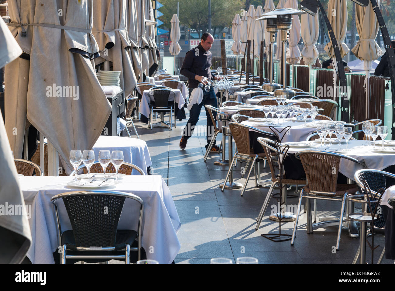 Restaurant in Front der Palau de Mar Stockfoto