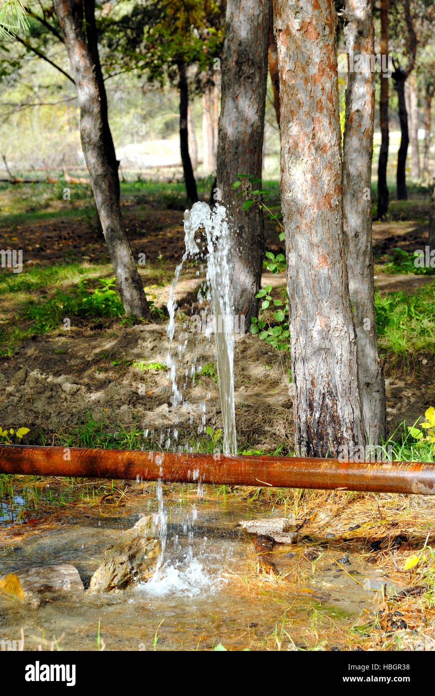Austritt von Wasser durch einen Riss in einem Rohr Stockfotografie - Alamy