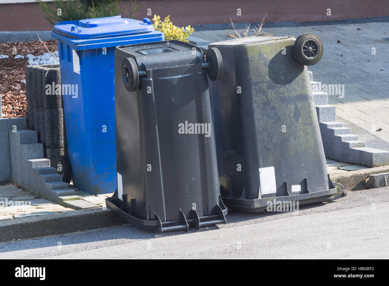 Mülleimer sind auf den Kopf gestellt. Stockfoto