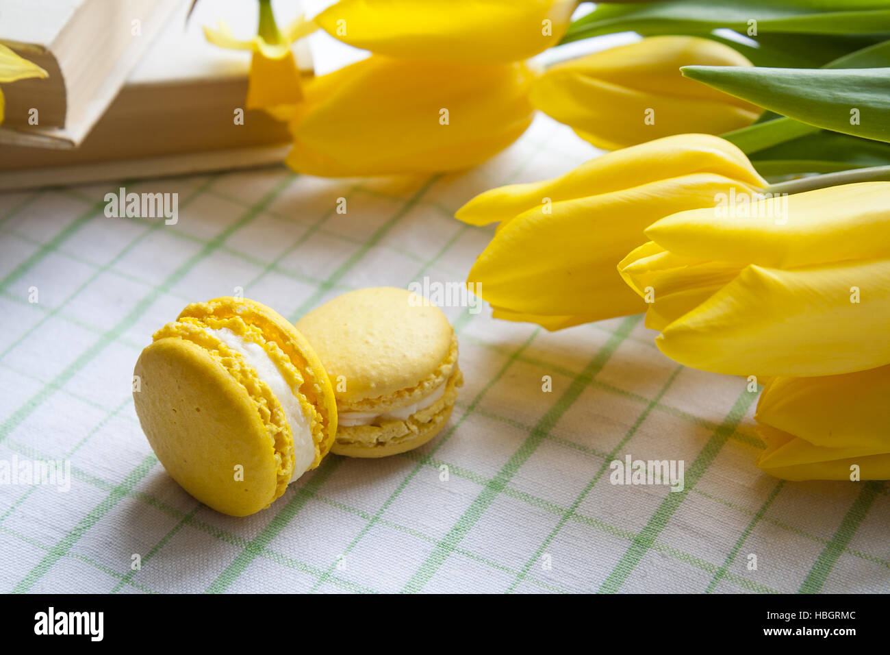 Gelbe Tulpen und Zitrone-Makronen Stockfoto