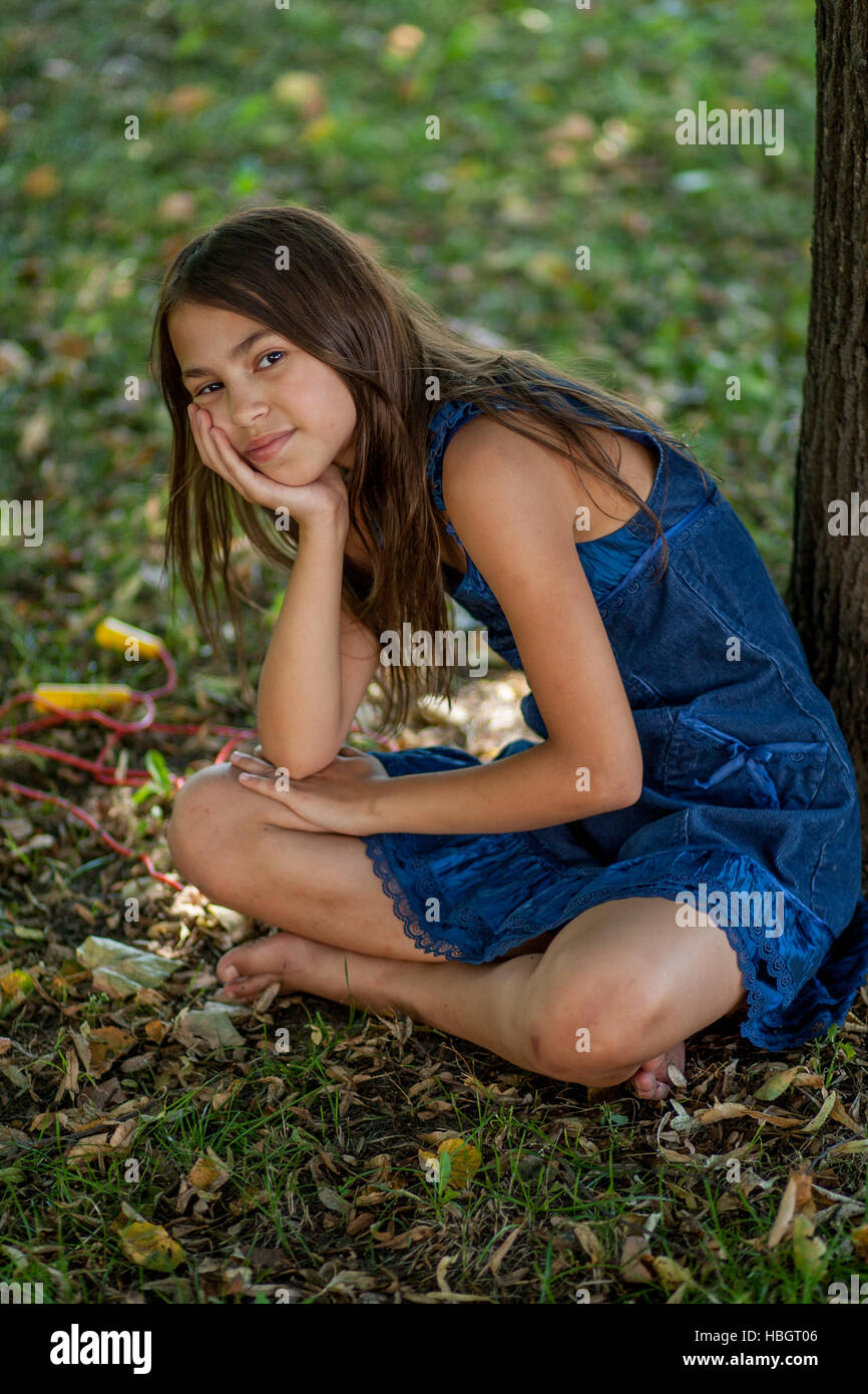 kleines Mädchen in der Nähe eines Baumes Stockfoto