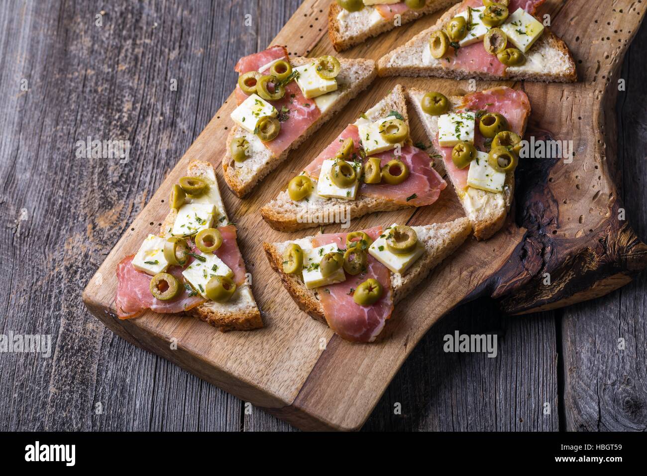 Kleine Sandwiches mit Speck Stockfoto