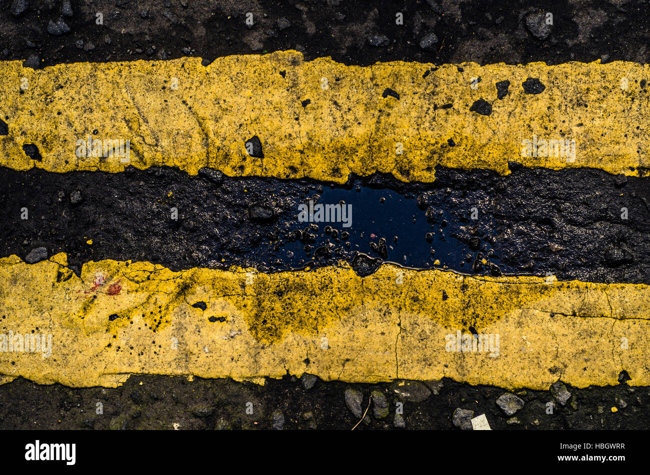 Grunge UK Straßenmarkierungen gelb Stockfoto