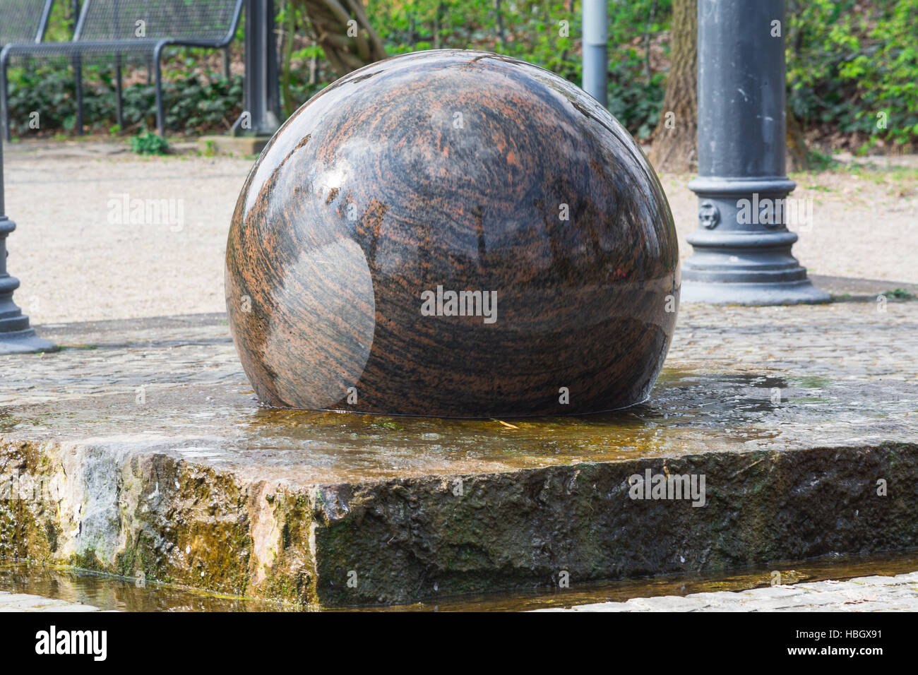 Schwimmende Granit Kugel Brunnen Stockfoto