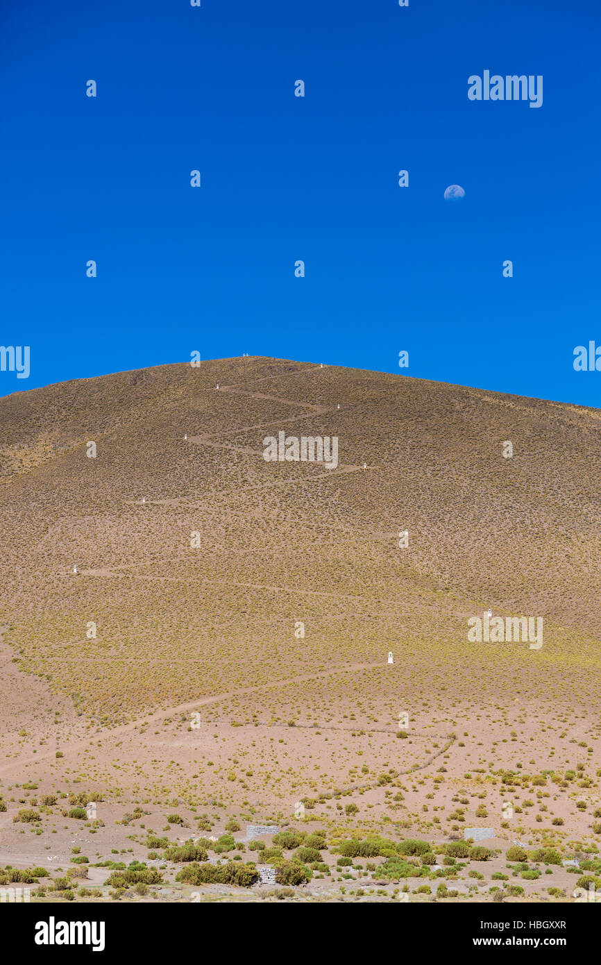 Zick-Zack-Weg an die Spitze des Berges mit Mond, Bolivien Stockfoto