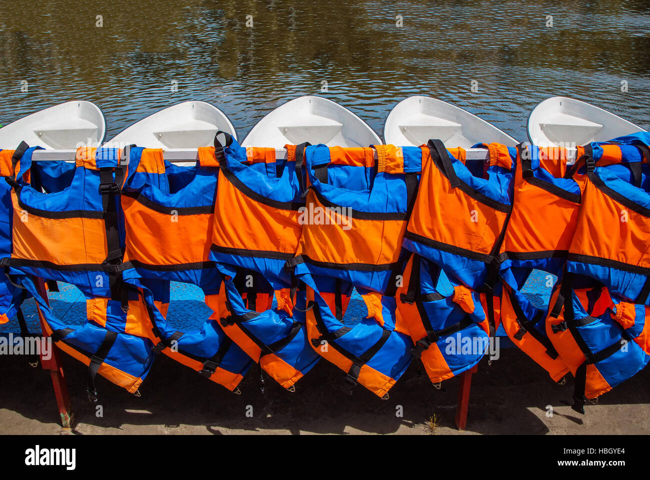 Orange Schwimmwesten Stockfoto