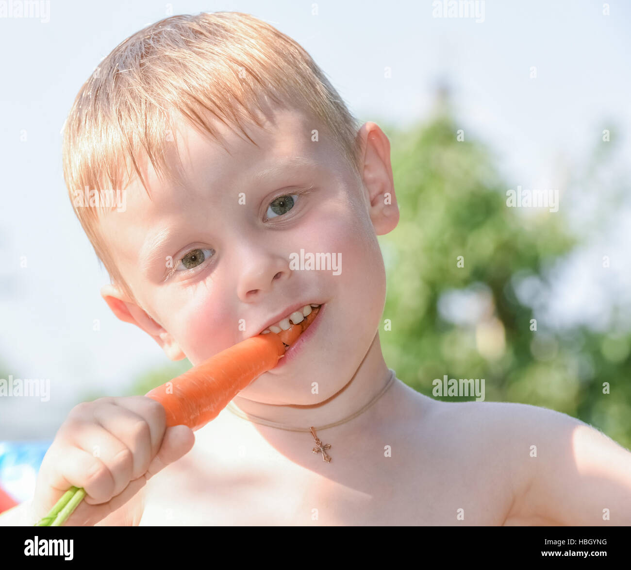 junge Karotten essen Stockfoto