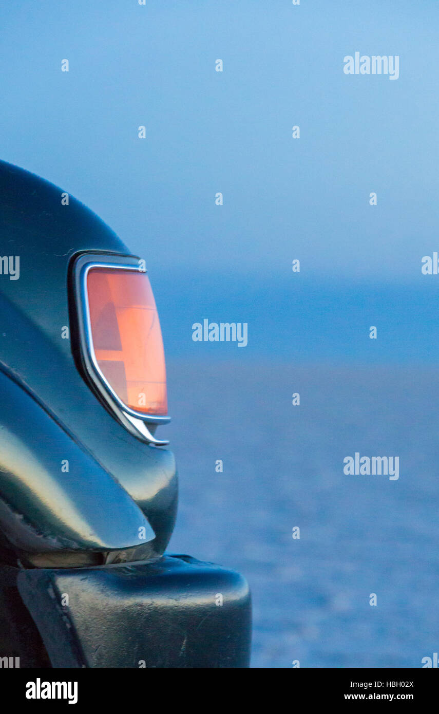 4 x 4 Auto mit Scheinwerfern im Salar de Uyuni, Bolivien Stockfoto