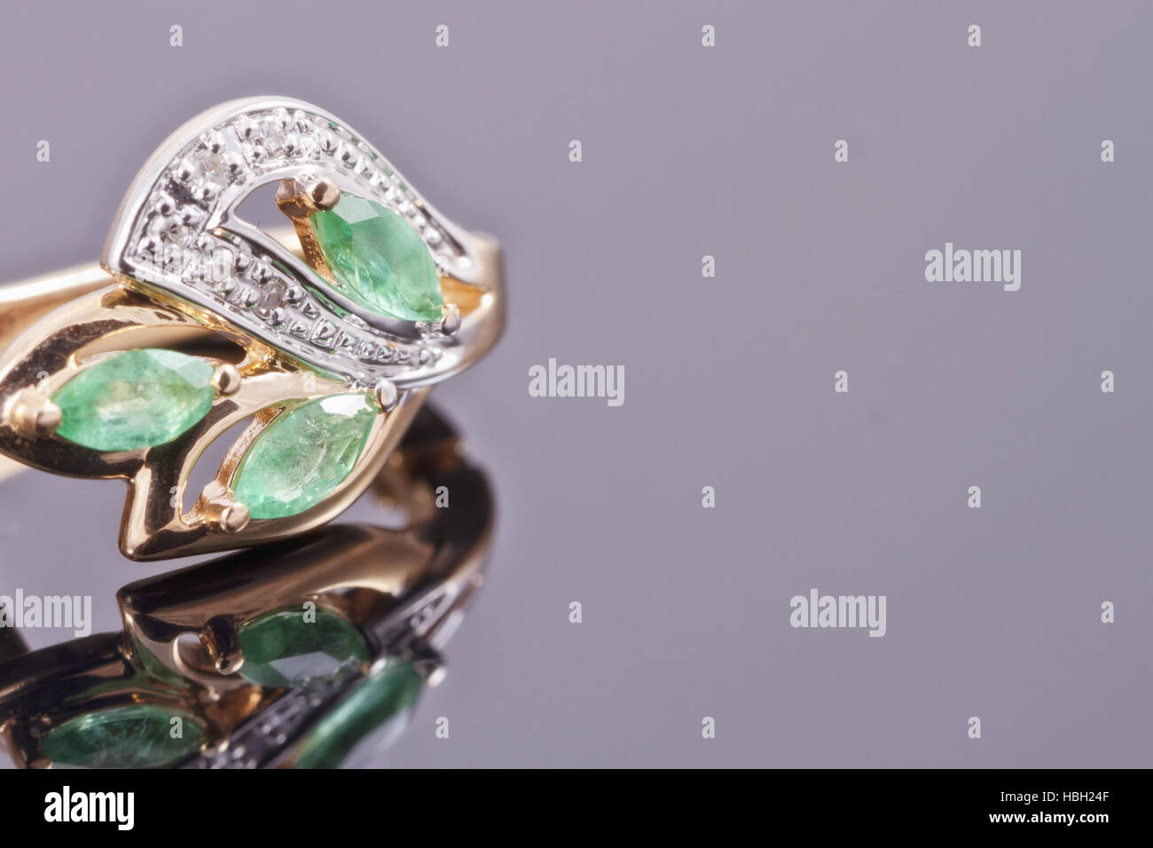 Gold Ohrringe mit grünen Smaragde Stockfoto