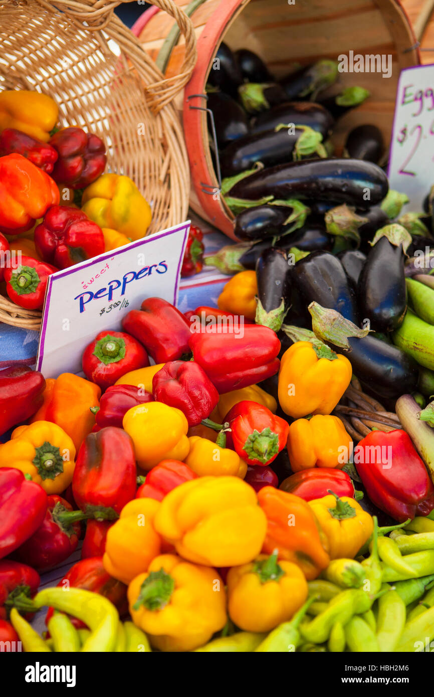 Paprika und Auberginen, Farmers Market, Santa Barbara, Kalifornien Stockfoto