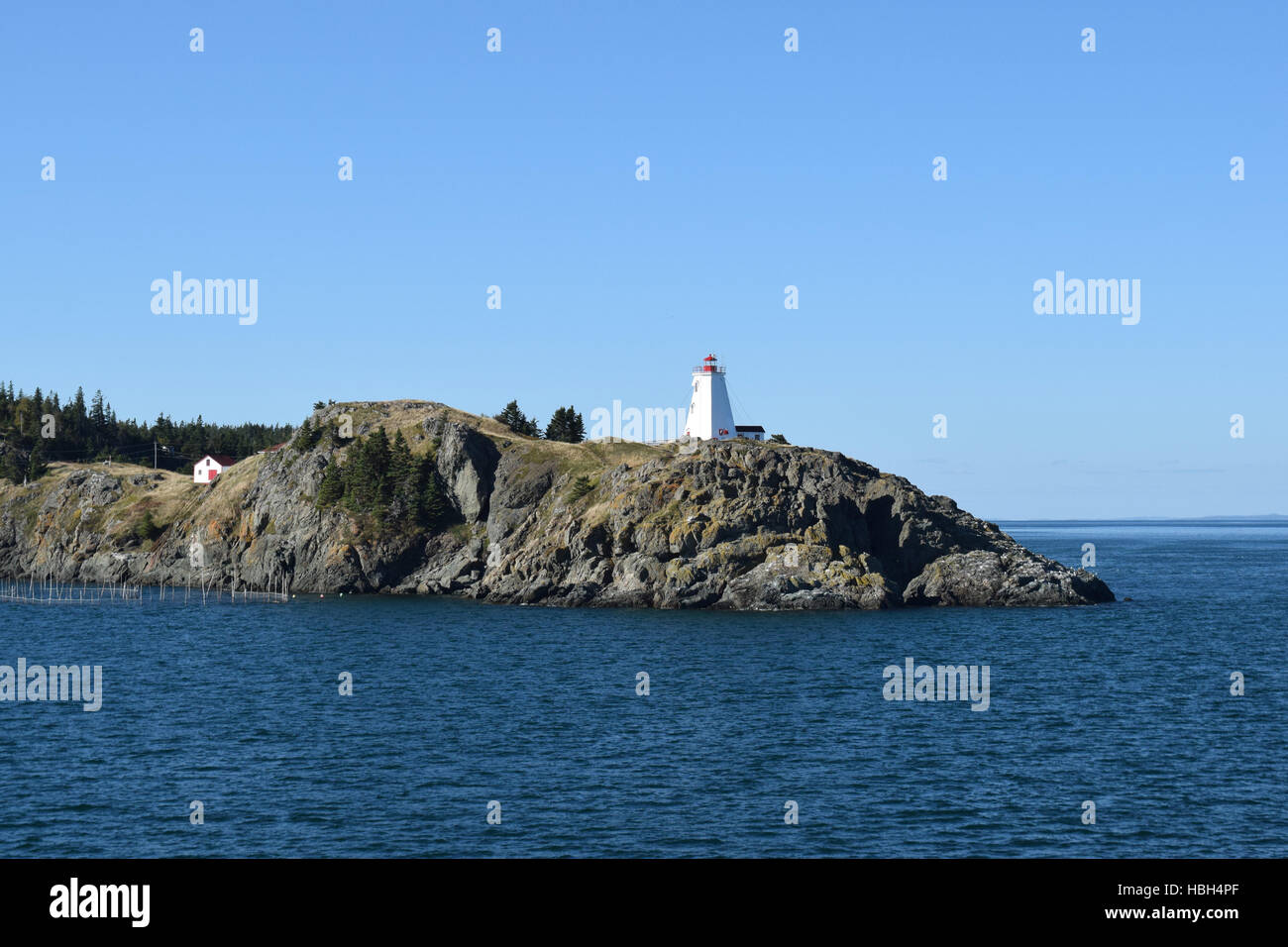 Schwalbenschwanz-Leuchtturm, Grand Manan Island, von einer Fähre gesehen. Stockfoto