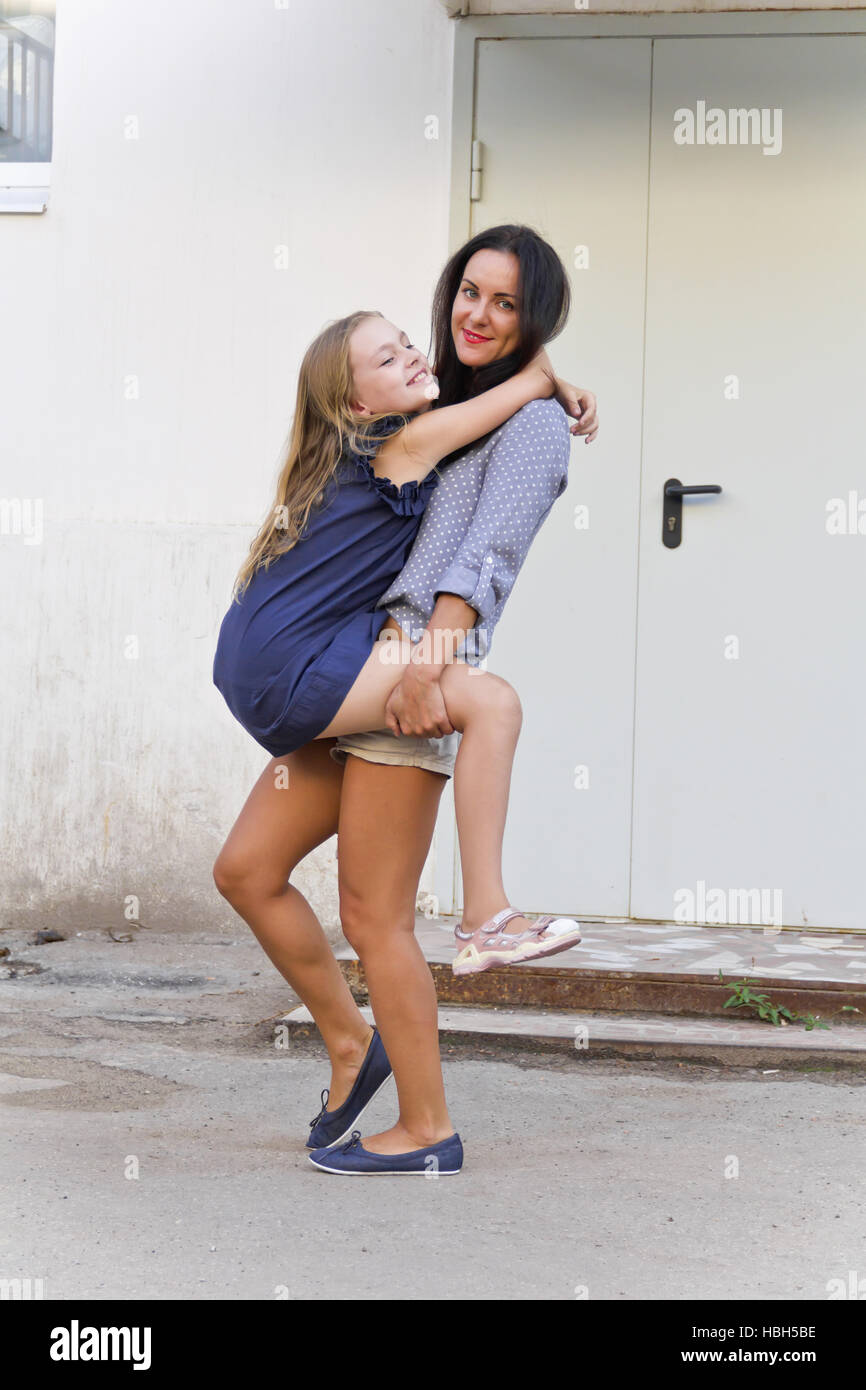 Mutter und Tochter spielen auf der Veranda Stockfoto