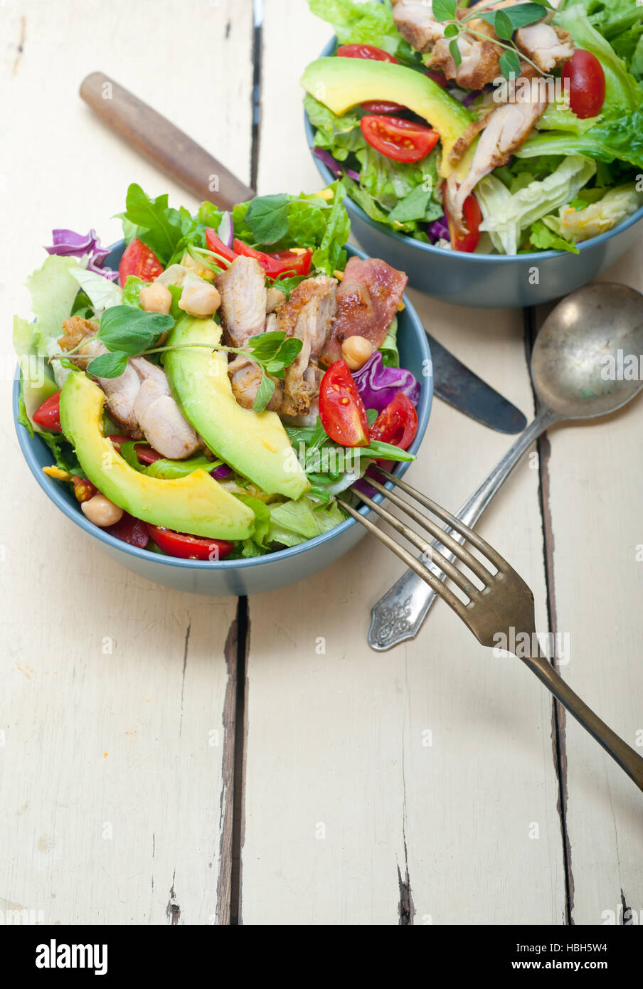 Hähnchen-Avocado-Salat Stockfoto