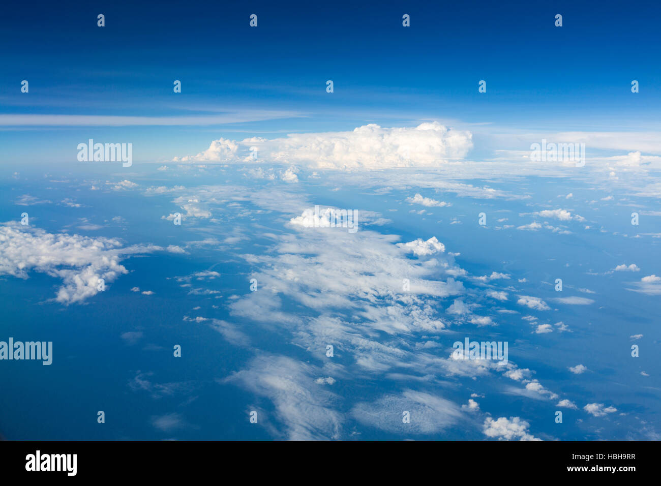 Blauer Himmel mit weißen Wolken über dem Amazonas, Kolumbien Stockfoto