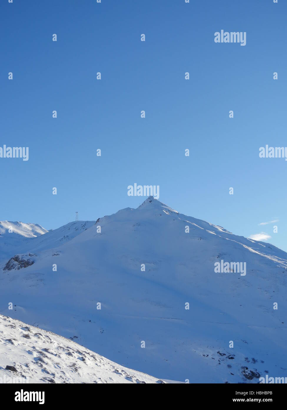 Winterschnee bedeckten Berggipfeln in Europa. Toller Ort für Sport Stockfoto