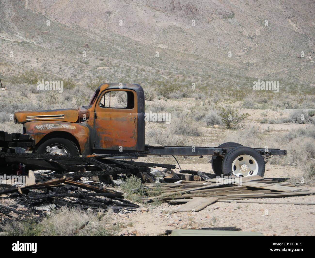 Verlassen rostige Auto im Tal. Stockfoto