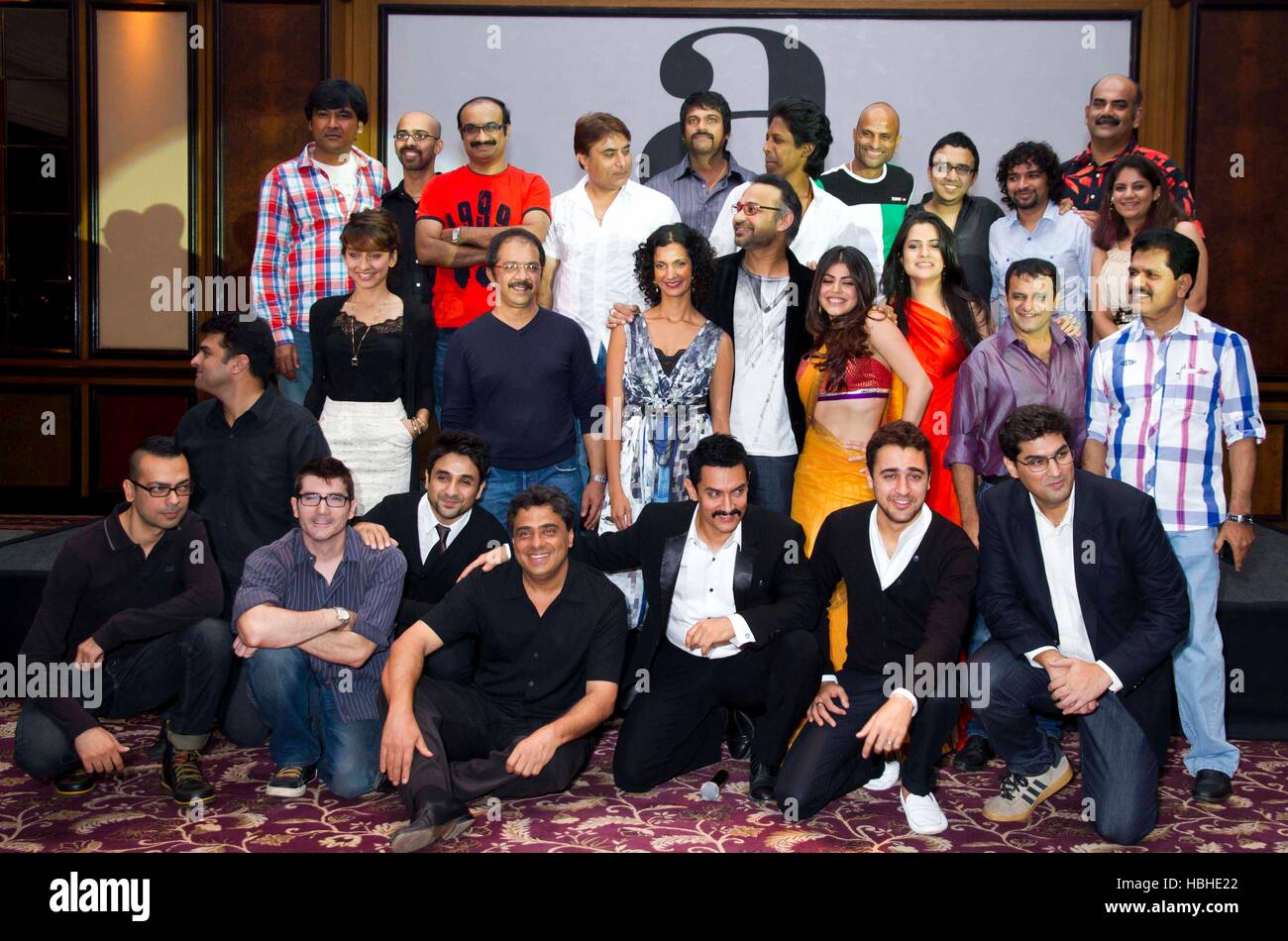 Der gesamte Cast und Crew posieren für ein Foto während der Party Erfolg ihres Films Delhi Belly in Mumbai, Stockfoto