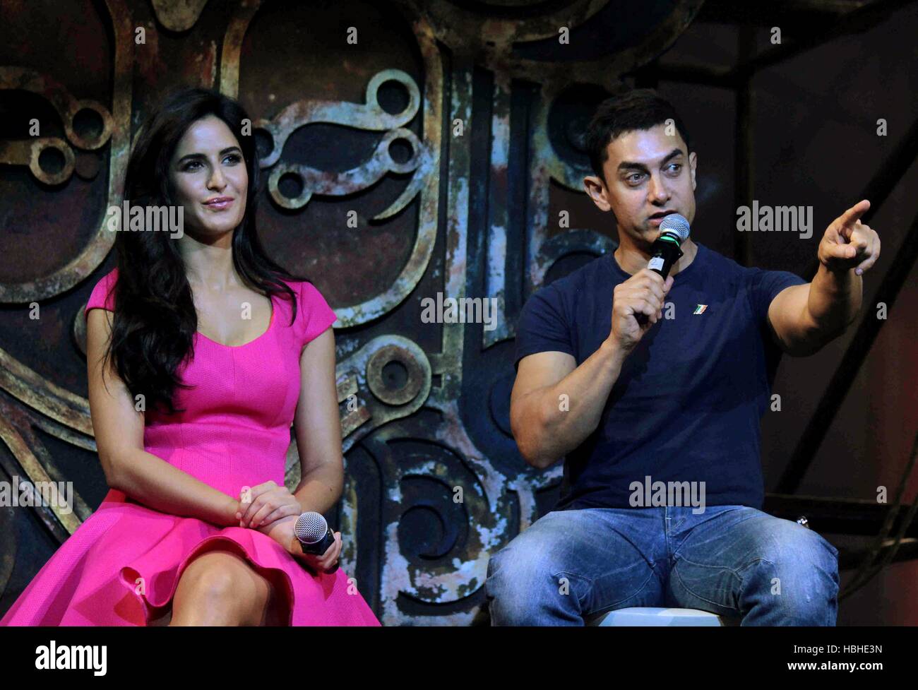 Bollywood-Schauspieler Katrina Kaif und Aamir Khan während des Starts des Titelsongs 3 Dhoom Dhoom Machale Dhoom in Mumbai Stockfoto