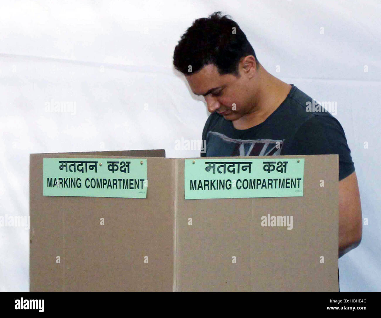 Bollywood-Schauspieler Aamir Khan Votum sein für die Lok Sabha Wahlen in Mumbai, Indien am 24. April 2014 Stockfoto