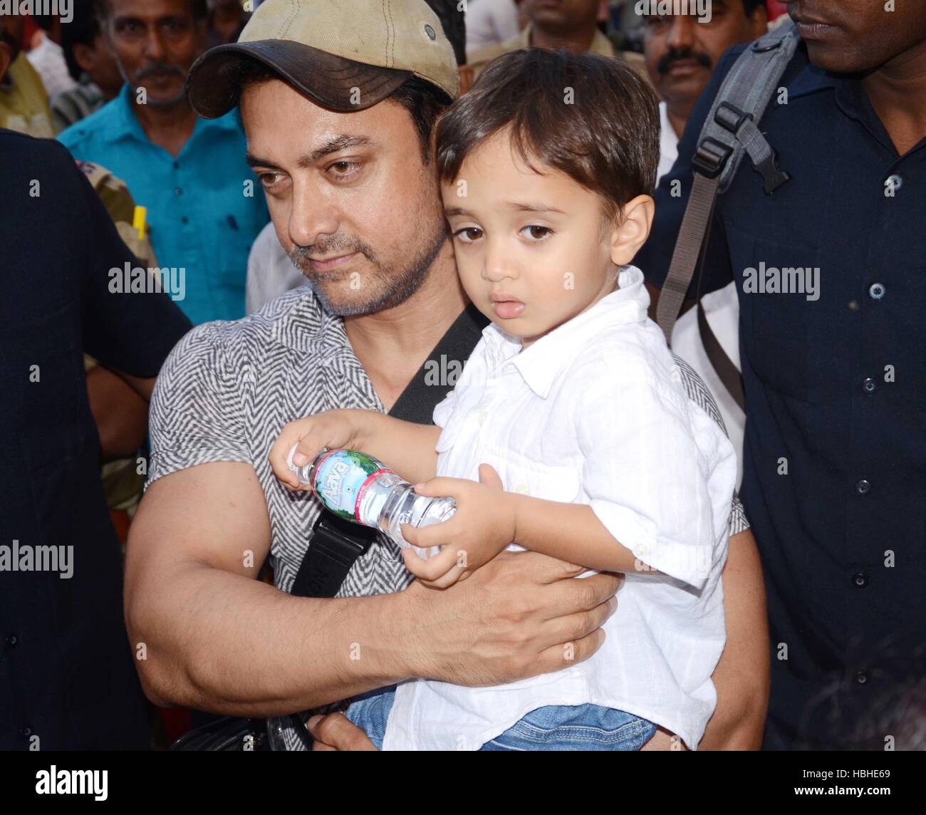 Bollywood-Schauspieler Aamir Khan zusammen mit seinem Sohn Azad auf Raja Bhoj Flughafen in Bhopal, Indien am 28. September 2014 ankommen. Stockfoto