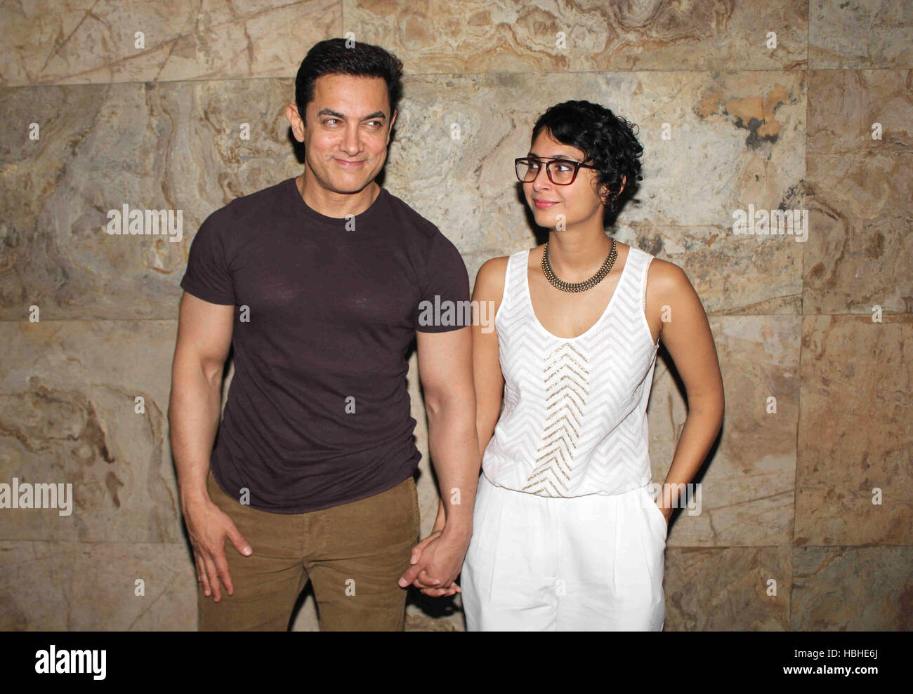 Bollywood Schauspieler Aamir Khan Zusammen Mit Seiner Frau Und Filmemacher Kiran Rao Wahrend Der Vorfuhrung Des Dokumentarfilms Mumbai Stockfotografie Alamy