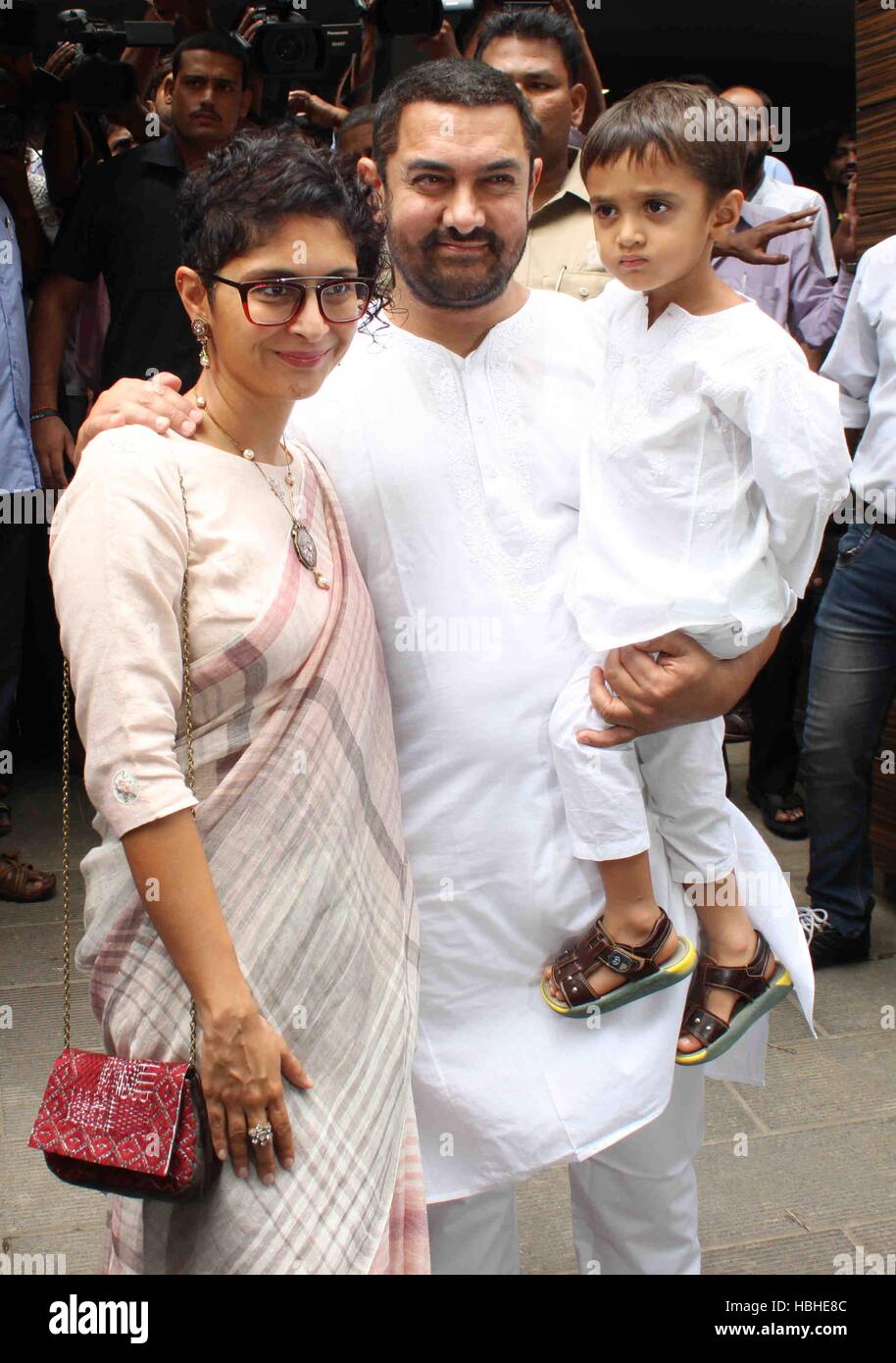 Bollywood Schauspieler Aamir Khan Kiran Rao Sohn Azad Rao Khan Sie Ankommen Um Die Medien Zu Erfullen Wahrend Feiert Eid Al Fitr Mumbai Stockfotografie Alamy