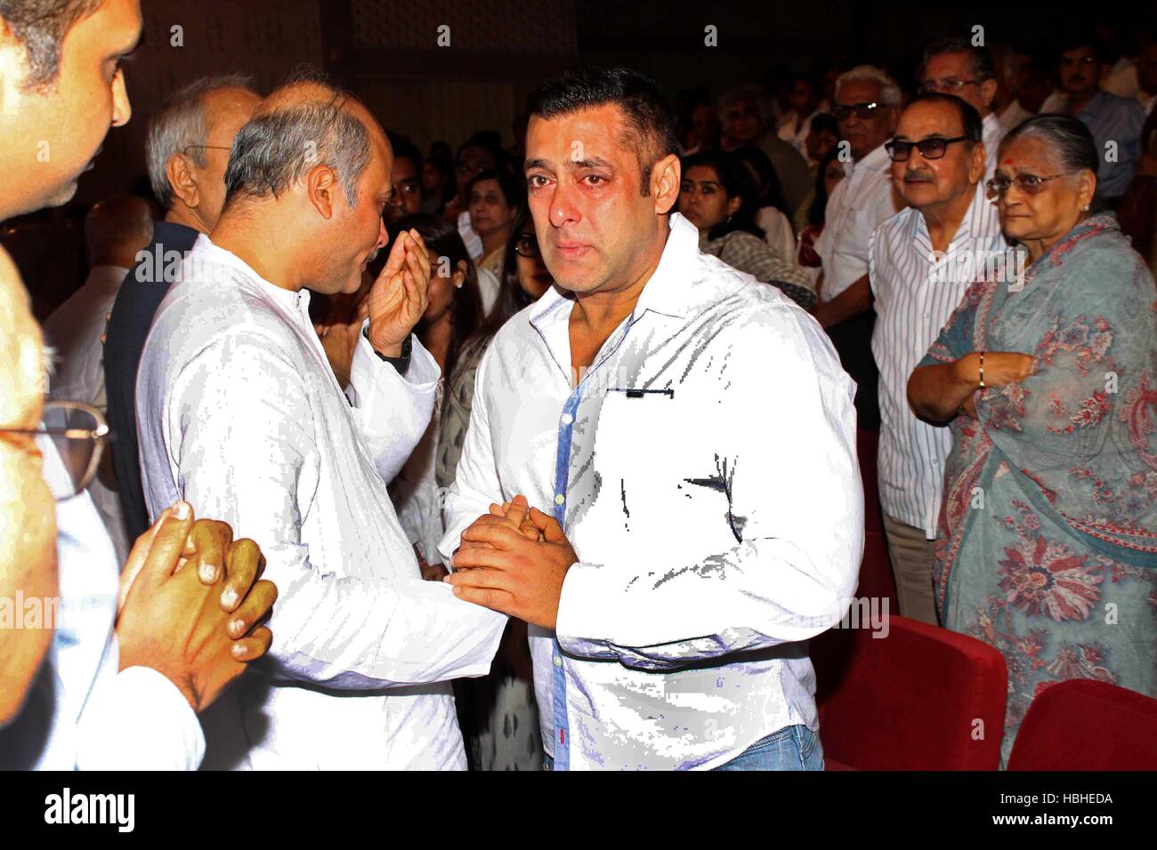 Bollywood-Schauspieler Salman Khan während einer Gebetsversammlung Ende der Filmemacher Rajjat Barjatya, in Mumbai, Indien am 31. Juli 2016. Stockfoto