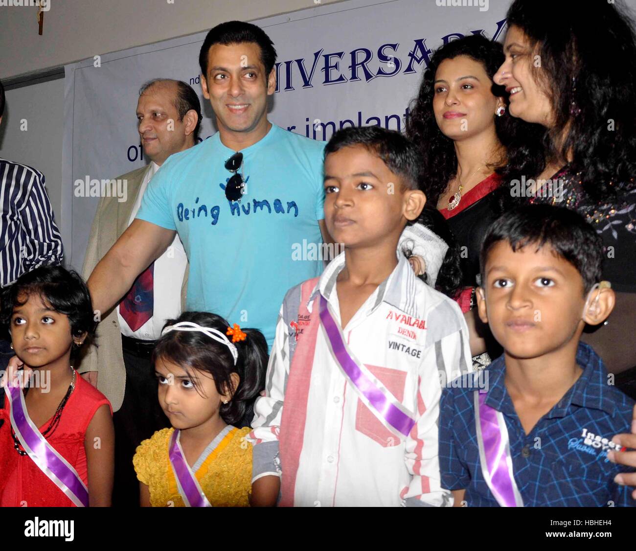 Bollywood-Schauspieler Salman Khan 2. Geburtstag Cochlea-Implantate Anlage begann unterprivilegierten Heilige Familie Krankenhaus Mumbai Stockfoto
