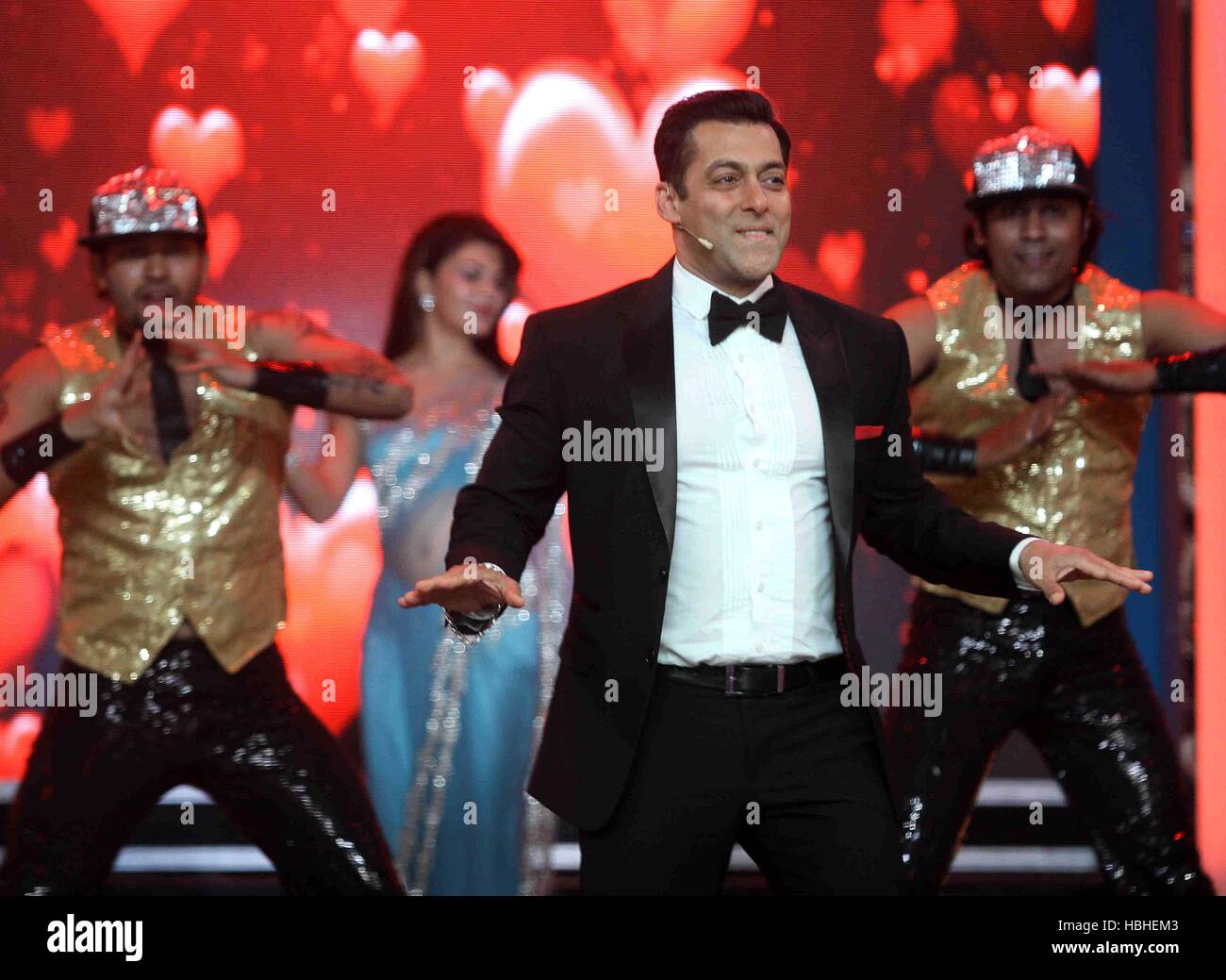 Bollywood-Schauspieler Salman Khan führt während der Big Boss Saison 8 in Lonavala, Indien am 3. Januar 2014. Stockfoto