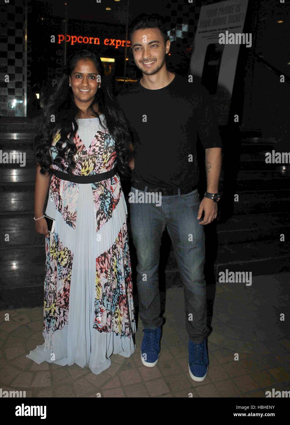 Bollywood Schauspieler Salman Khan Schwester Arpita Khan Ehemann Aayush Sharma während der Vorführung Bajrangi Bhaijaan Mumbai Stockfoto