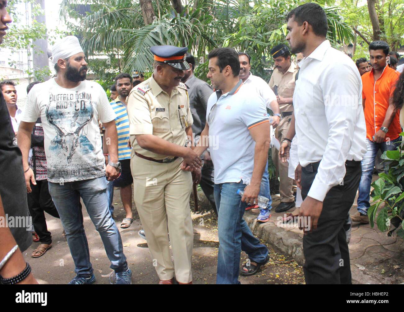 Bollywood-Schauspieler Salman Khan besucht die Beerdigung Prashant Gunjalkars Vaters, in Mumbai, Indien am 18. Juli 2015 Stockfoto