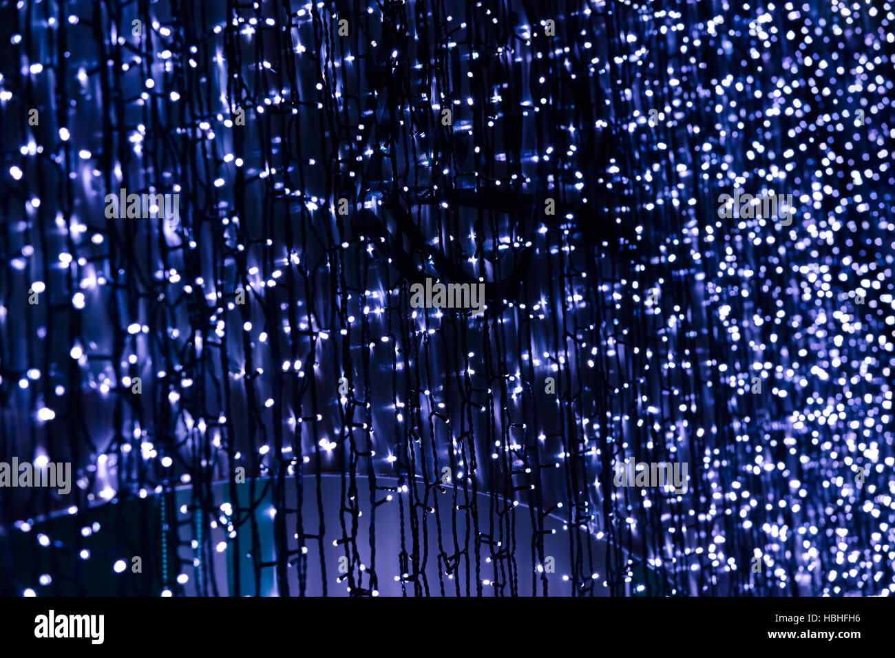 verschwommene Dekoration Weihnachtsbeleuchtung auf schwarzem Hintergrund Stockfoto